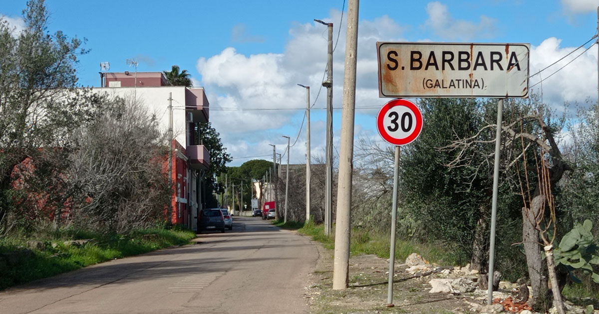 Un impianto di smaltimento materiale pericoloso e non pericoloso a Galatina? Sul tavolo c’è la proposta di un’azienda vicentina. Nella frazione di Santa Barbara su 15mila metri quadrati di terreno verrebbero smaltiti dalla carta all’amianto, dal ferro alla guaina. A dicembre si è tenuta la Conferenza dei Servizi convocata dalla Provincia di Lecce. La comunità insorge, protestano anche le opposizioni al Comune di Galatina.