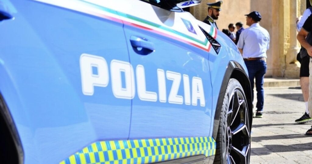 Auto intercettata, sequestrati arnesi da scasso e una patente contraffatta
