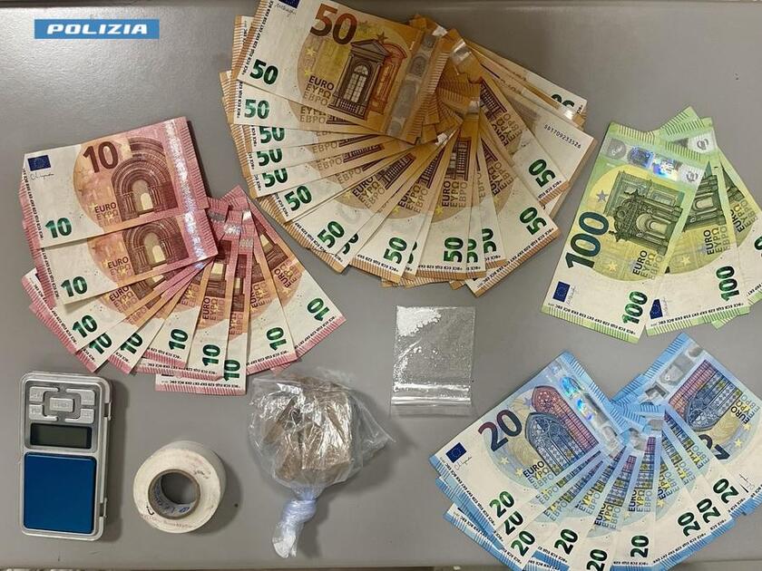 Lecce, arrestato con cocaina ed eroina mentre era ai domiciliari